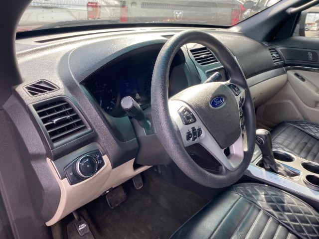 Ford Explorer Vehicle Full-screen Gallery Image 08