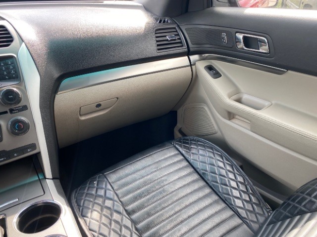 Ford Explorer Vehicle Full-screen Gallery Image 09