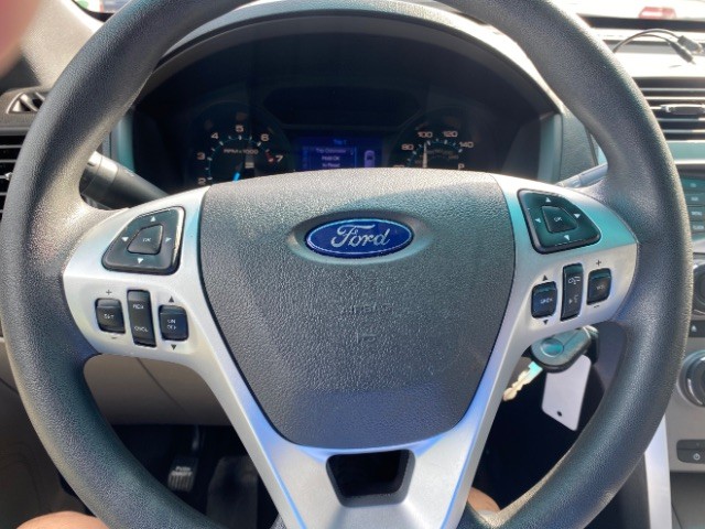Ford Explorer Vehicle Full-screen Gallery Image 12