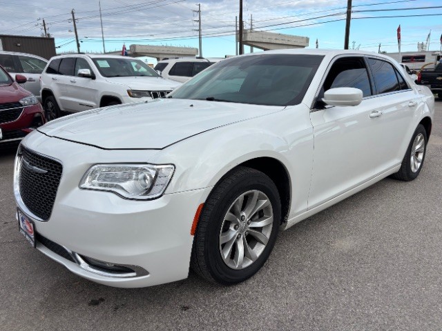 Chrysler 300 Vehicle Full-screen Gallery Image 02