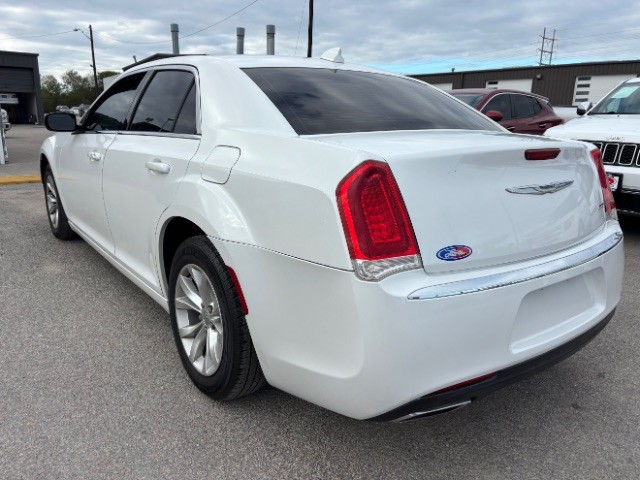 Chrysler 300 Vehicle Full-screen Gallery Image 03