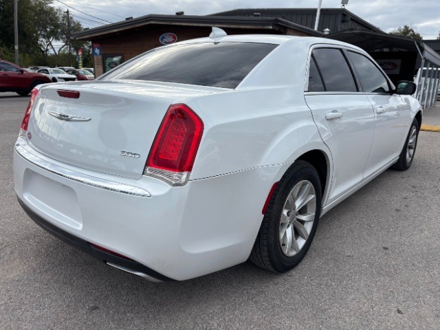 Chrysler 300 Vehicle Full-screen Gallery Image 04