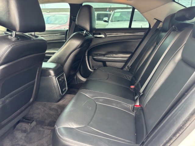 Chrysler 300 Vehicle Full-screen Gallery Image 05