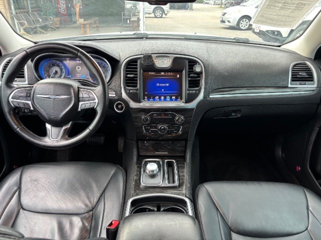 Chrysler 300 Vehicle Full-screen Gallery Image 06