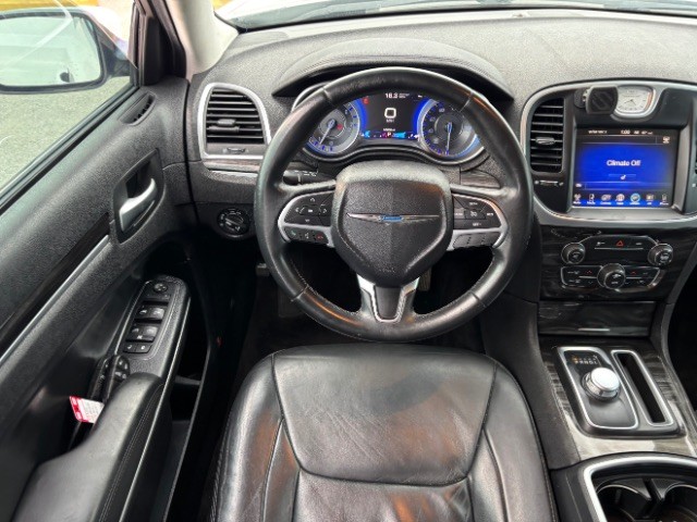 Chrysler 300 Vehicle Full-screen Gallery Image 07