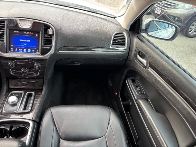 Chrysler 300 Vehicle Full-screen Gallery Image 08