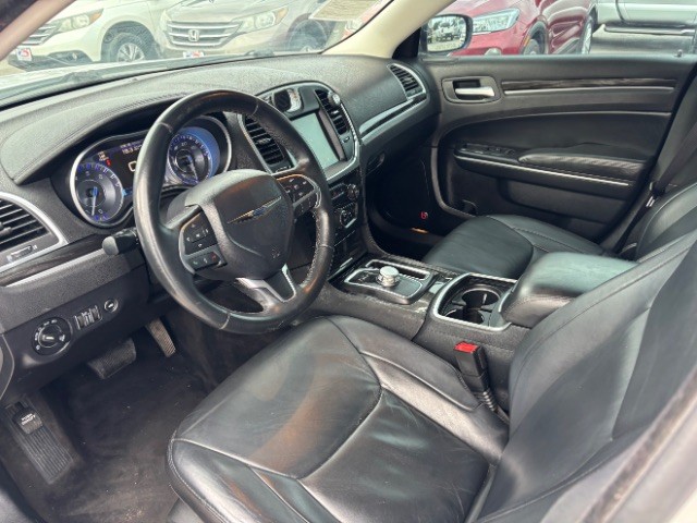 Chrysler 300 Vehicle Full-screen Gallery Image 09