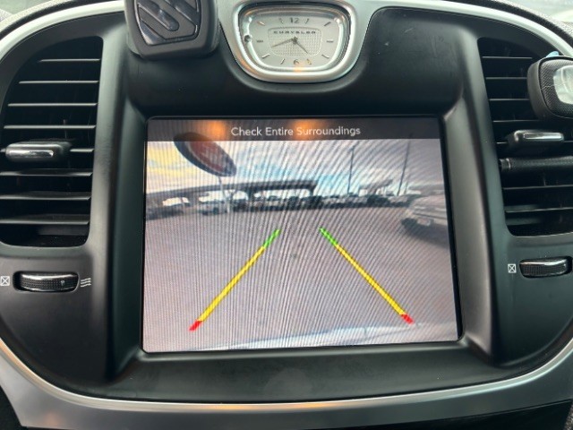 Chrysler 300 Vehicle Full-screen Gallery Image 10