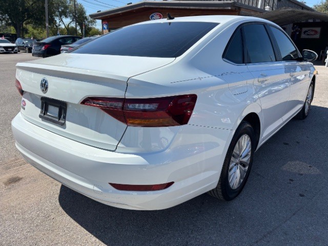 Volkswagen Jetta Vehicle Full-screen Gallery Image 05