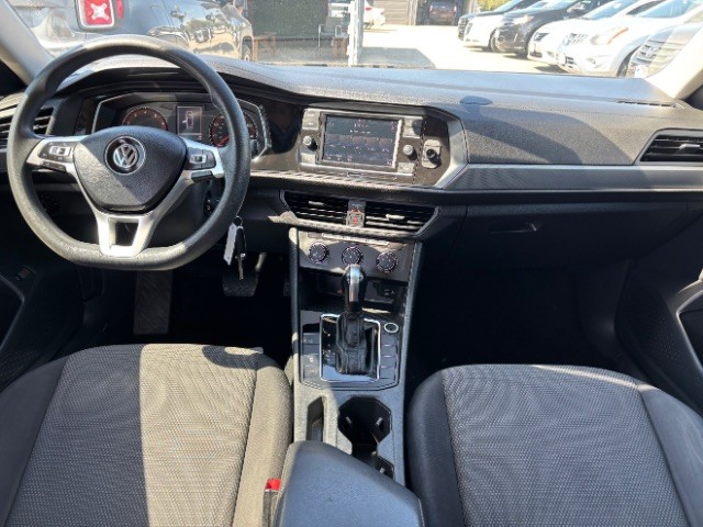 Volkswagen Jetta Vehicle Full-screen Gallery Image 07