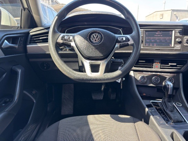 Volkswagen Jetta Vehicle Full-screen Gallery Image 08