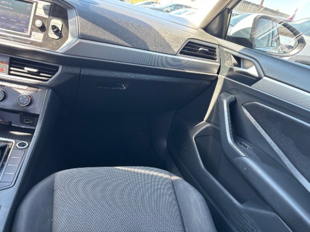 Volkswagen Jetta Vehicle Full-screen Gallery Image 09