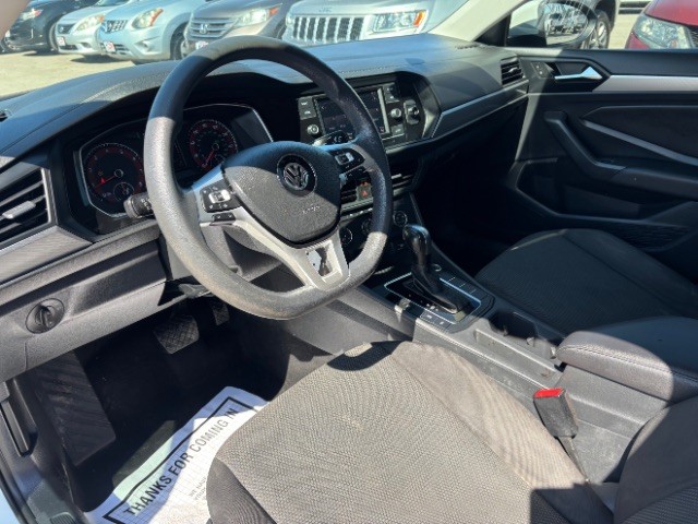 Volkswagen Jetta Vehicle Full-screen Gallery Image 10