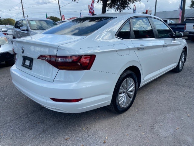 Volkswagen Jetta Vehicle Full-screen Gallery Image 16