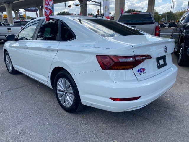 Volkswagen Jetta Vehicle Full-screen Gallery Image 17
