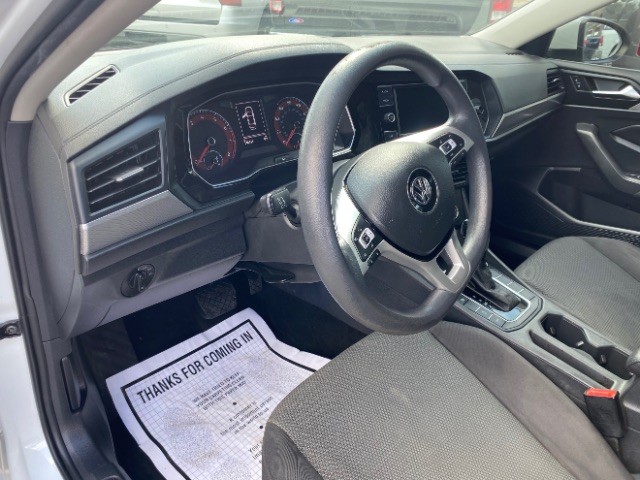 Volkswagen Jetta Vehicle Full-screen Gallery Image 21