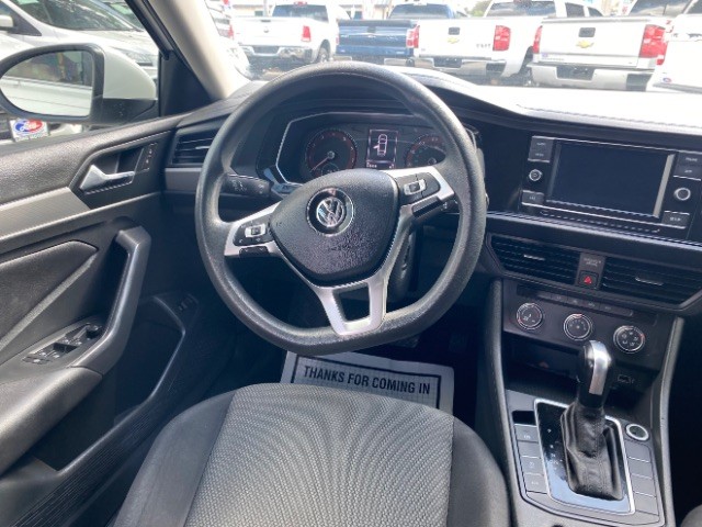 Volkswagen Jetta Vehicle Full-screen Gallery Image 23