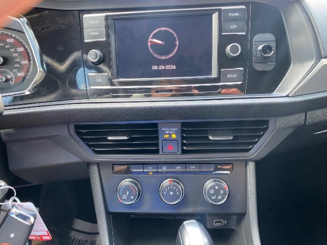 Volkswagen Jetta Vehicle Full-screen Gallery Image 24