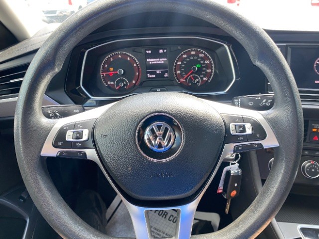 Volkswagen Jetta Vehicle Full-screen Gallery Image 26