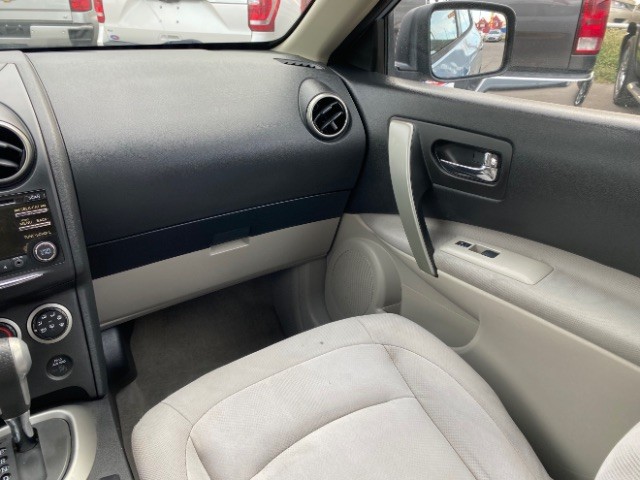 Nissan Rogue Select Vehicle Full-screen Gallery Image 10
