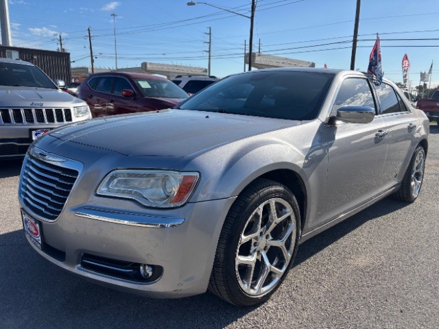 Chrysler 300 Vehicle Full-screen Gallery Image 03
