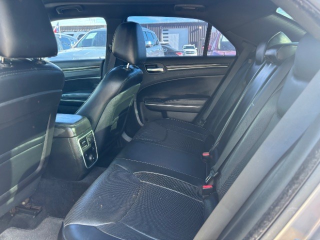Chrysler 300 Vehicle Full-screen Gallery Image 06