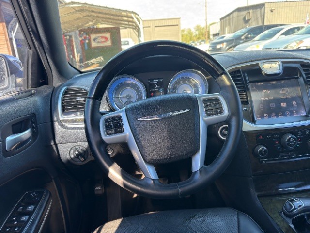 Chrysler 300 Vehicle Full-screen Gallery Image 08