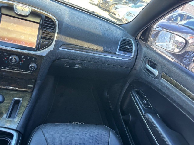 Chrysler 300 Vehicle Full-screen Gallery Image 09