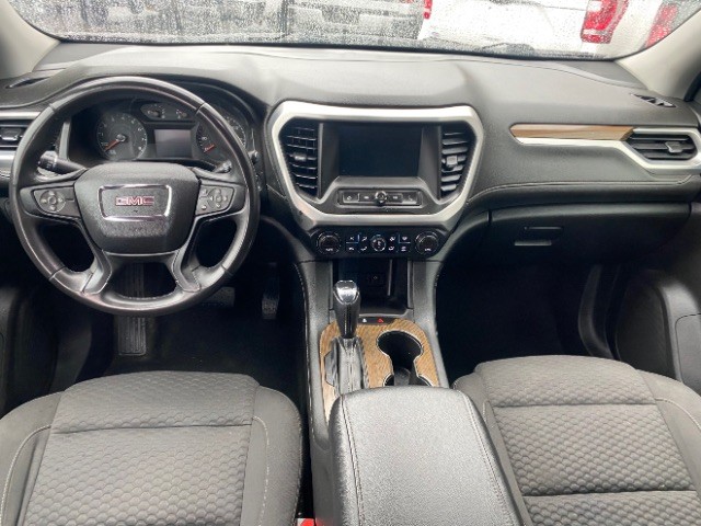 GMC Acadia Vehicle Full-screen Gallery Image 06