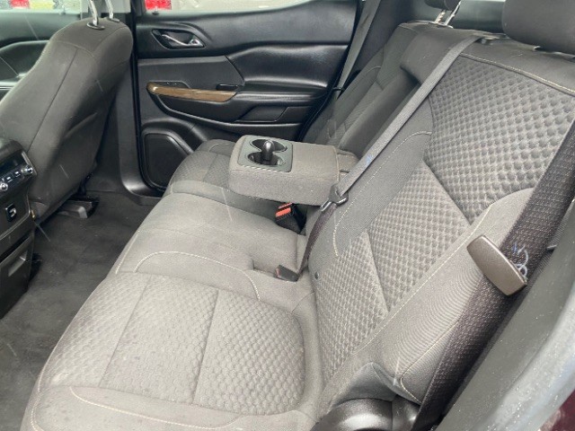 GMC Acadia Vehicle Full-screen Gallery Image 08