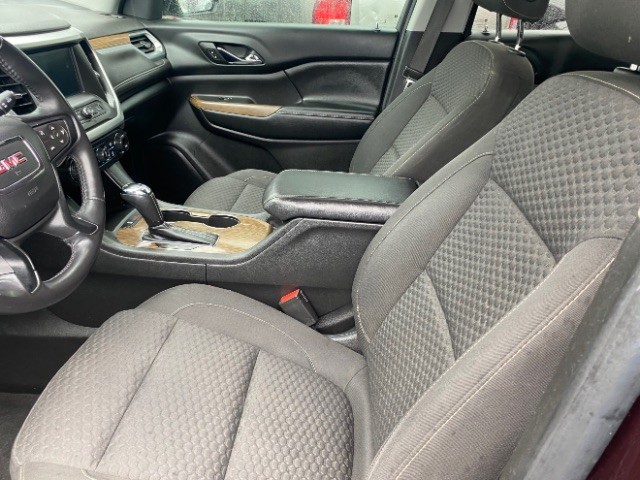 GMC Acadia Vehicle Full-screen Gallery Image 09