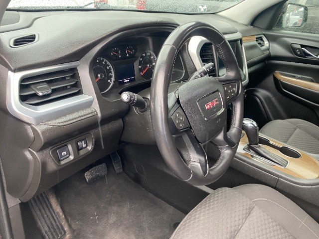 GMC Acadia Vehicle Full-screen Gallery Image 10