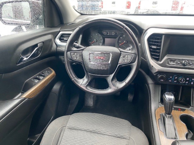 GMC Acadia Vehicle Full-screen Gallery Image 12