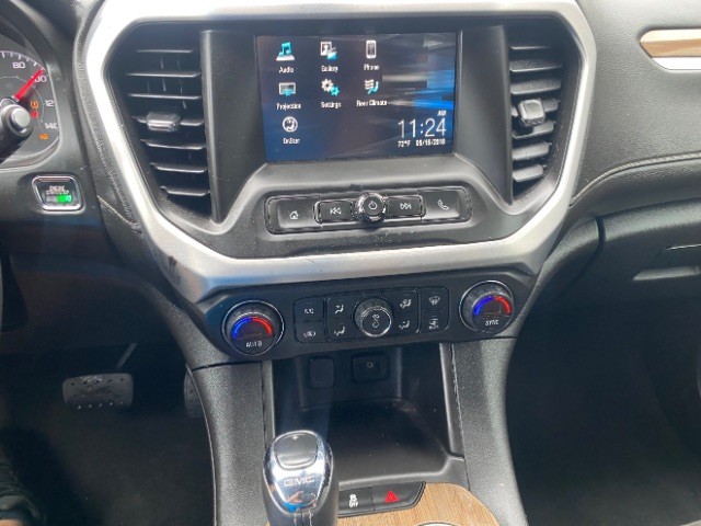 GMC Acadia Vehicle Full-screen Gallery Image 13