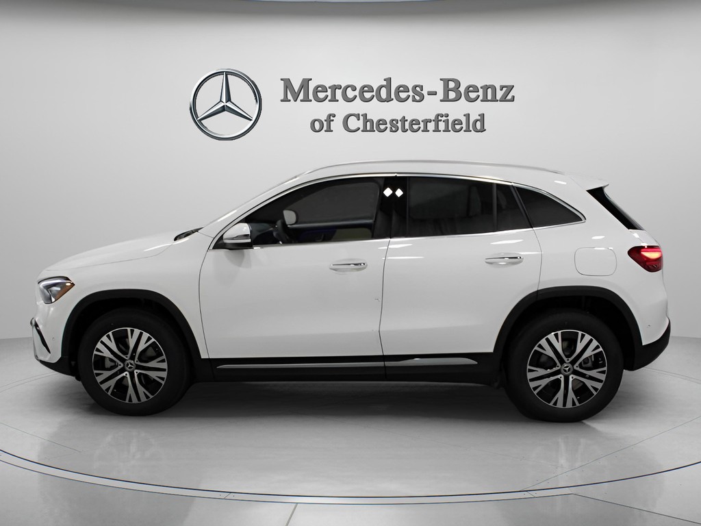 Mercedes-Benz GLA Vehicle Full-screen Gallery Image 02