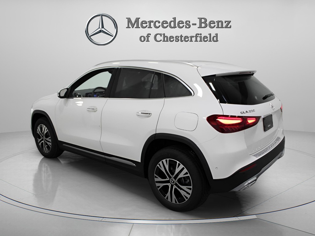 Mercedes-Benz GLA Vehicle Full-screen Gallery Image 03