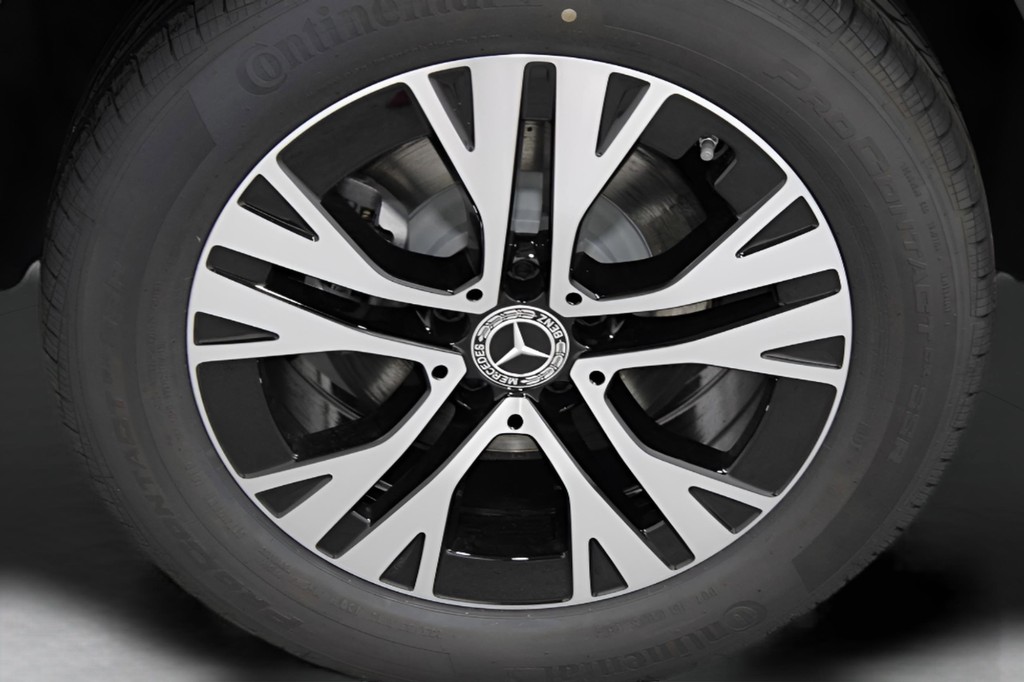 Mercedes-Benz GLA Vehicle Full-screen Gallery Image 05