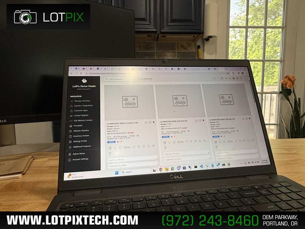 Mercedes-Benz C-Class Vehicle Full-screen Gallery Image 01