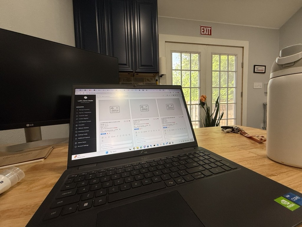 Mercedes-Benz C-Class Vehicle Full-screen Gallery Image 05