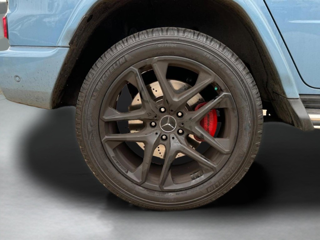 Mercedes-Benz G-Class Vehicle Full-screen Gallery Image 05