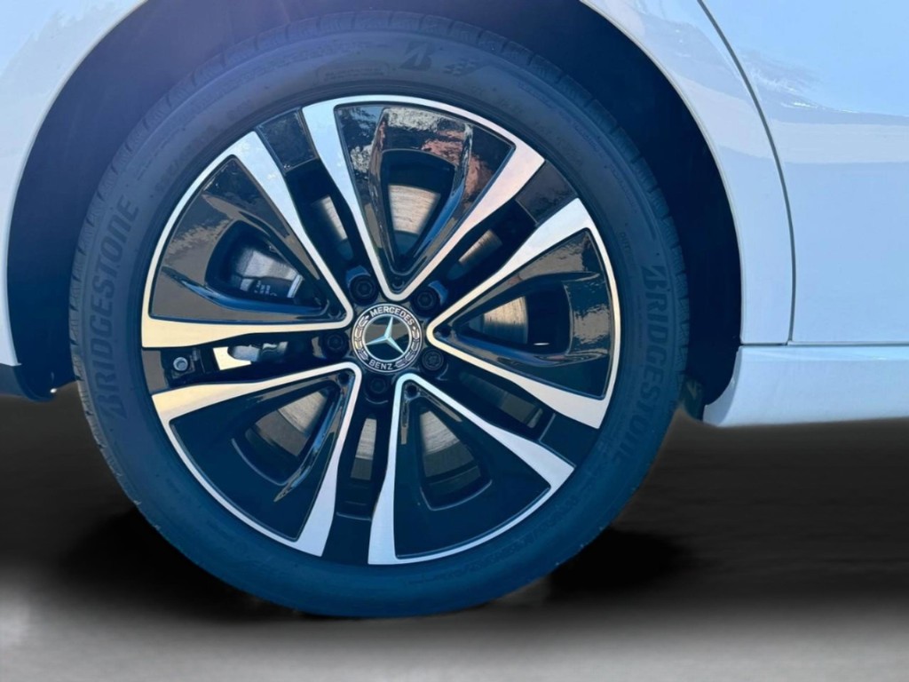 Mercedes-Benz CLA Vehicle Full-screen Gallery Image 05