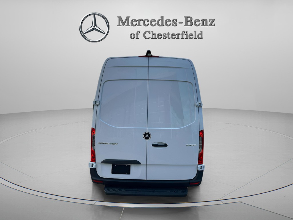 Mercedes-Benz Sprinter Van Vehicle Full-screen Gallery Image 04