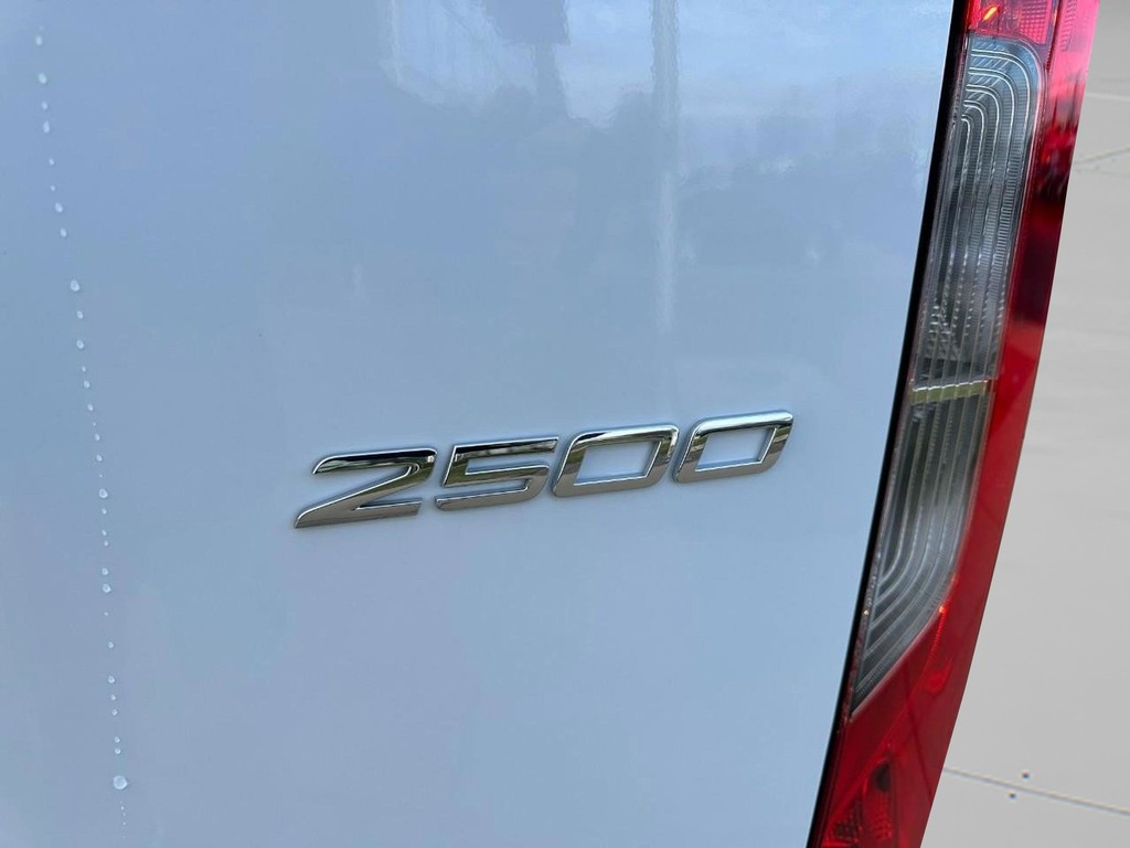 Mercedes-Benz Sprinter Van Vehicle Full-screen Gallery Image 05