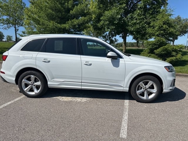 Audi Q7 Vehicle Full-screen Gallery Image 02