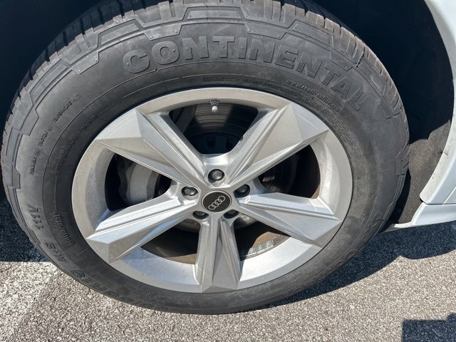 Audi Q7 Vehicle Full-screen Gallery Image 03