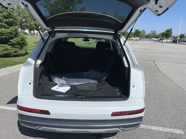 Audi Q7 Vehicle Full-screen Gallery Image 05