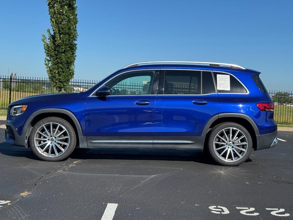 Mercedes-Benz GLB Vehicle Full-screen Gallery Image 02