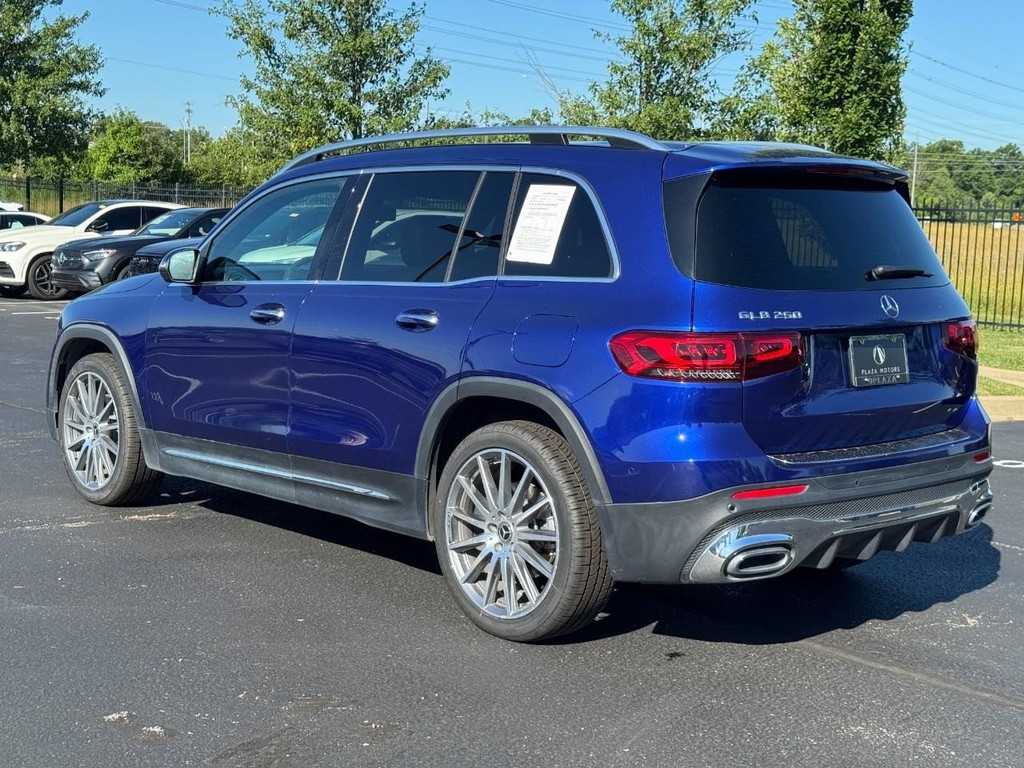 Mercedes-Benz GLB Vehicle Full-screen Gallery Image 03