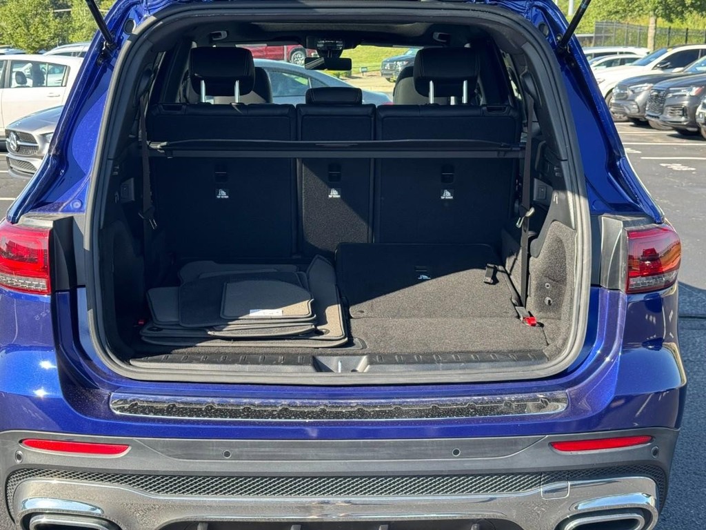 Mercedes-Benz GLB Vehicle Full-screen Gallery Image 04