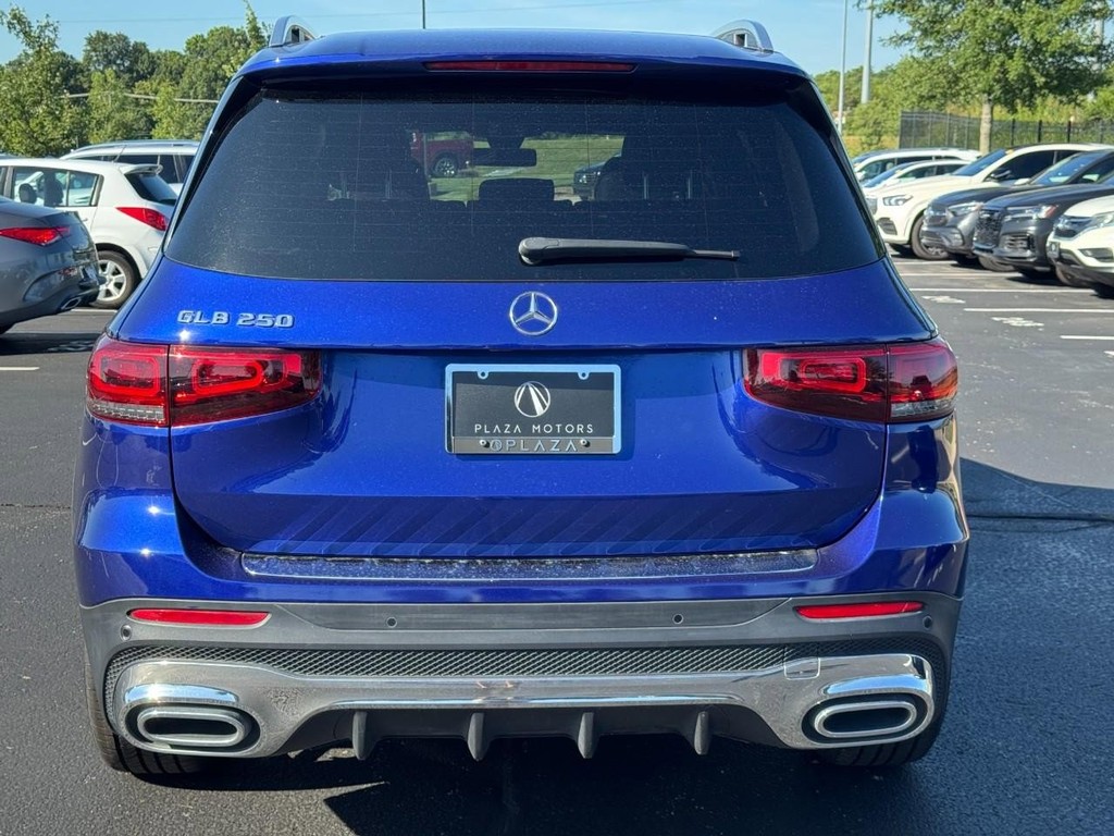 Mercedes-Benz GLB Vehicle Full-screen Gallery Image 05